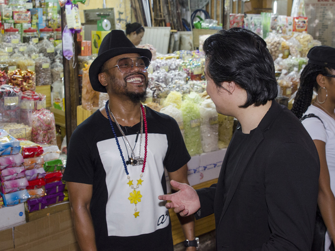 Thanh Bùi và ca sĩ nhóm Black Eyed Peas ăn quà vặt chợ Bến Thành